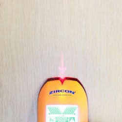 Väggscanner test: Mittsökaren visar en lysande pil, förutom informationen på skärmen, så att du inte behöver tveka om var materialet bakom skivan finns Väggscanner test: Mittsökaren visar en lysande pil, förutom informationen på skärmen, så att du inte behöver tveka om var materialet bakom skivan finns